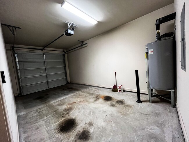 Building Photo - Cozy 3 bedroom, 2 1/2 bathroom townhome in...