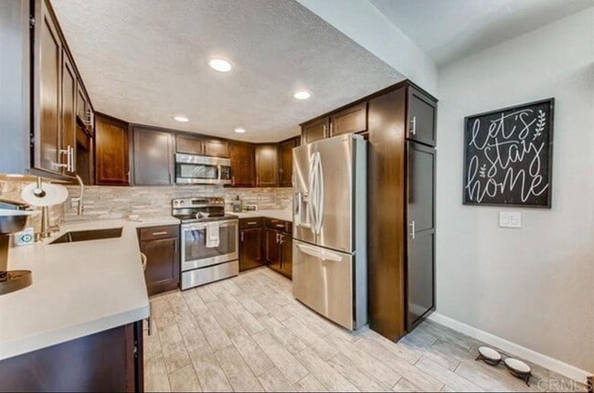 Building Photo - 671 Ascot Dr