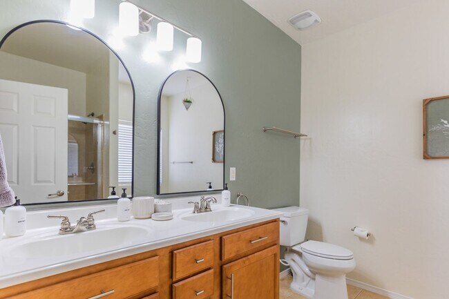 Building Photo - 3 Bed 2 Bath Fully Furnished Home - Pet Fr...