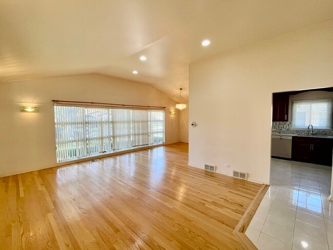 Building Photo - 4825 Sherwin Ave