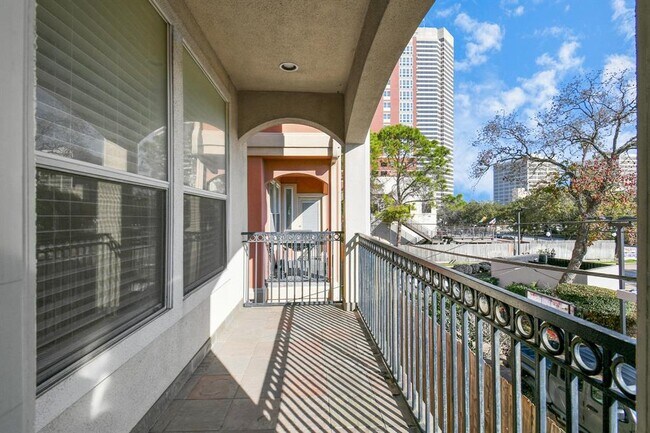 Building Photo - 833 Rosine St