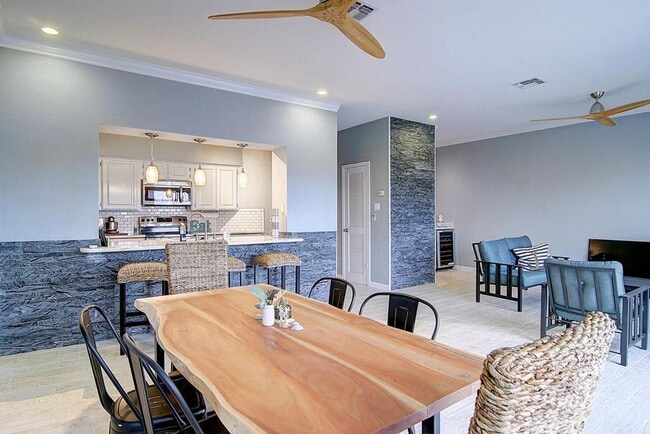 Building Photo - 15302 Bonasse Ct