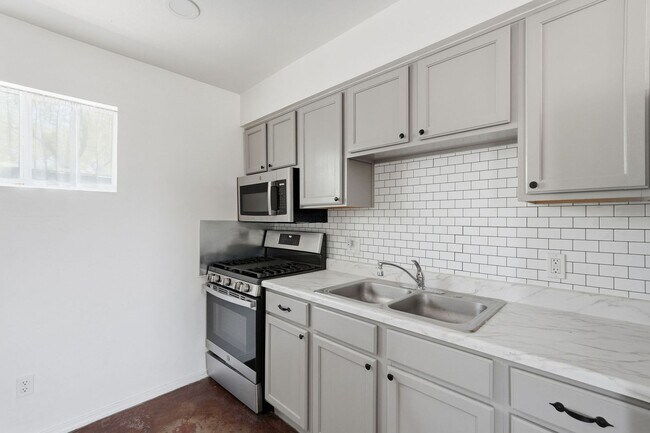 Building Photo - 1226 E Elm St