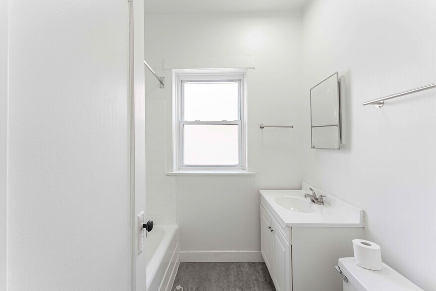 Building Photo - 7630 N Marshfield Ave