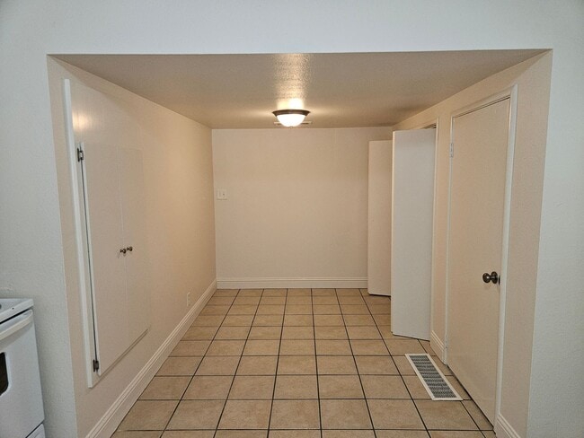 Building Photo - Franklin Triplex - Golden Dev