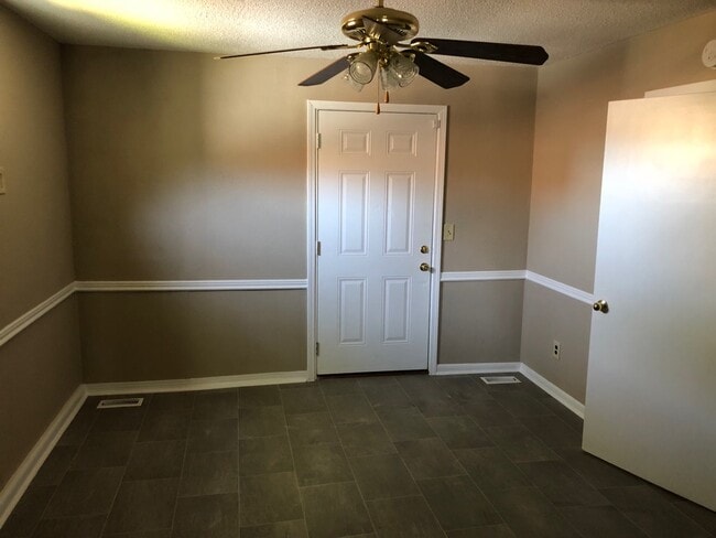 Building Photo - 1003 Henry St