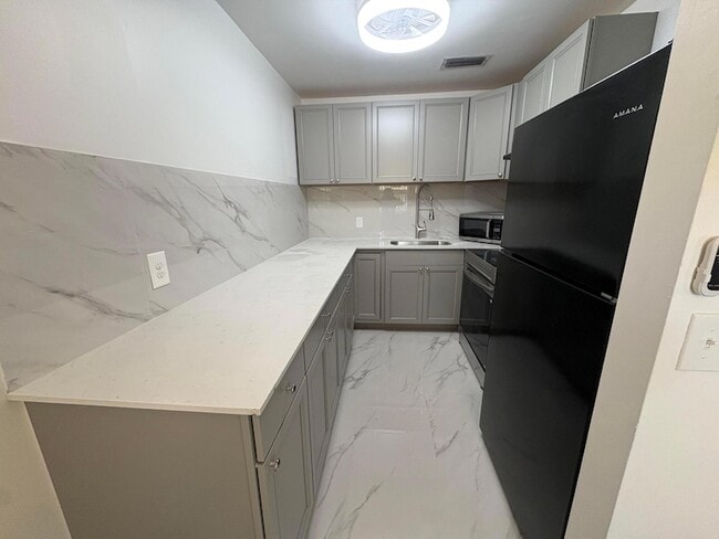 Building Photo - 239 Sussex L