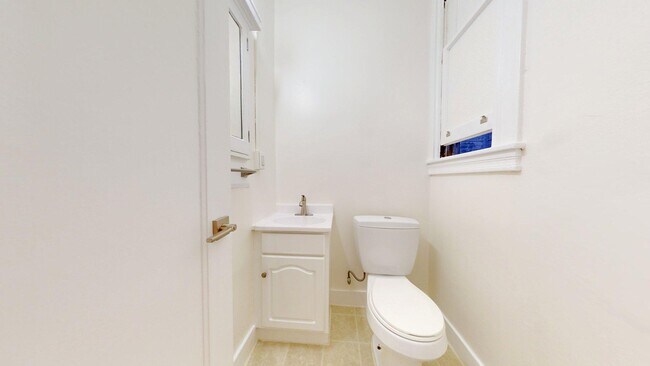 Building Photo - 1060 Bush St