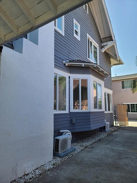 Building Photo - 1587 W 35th Pl