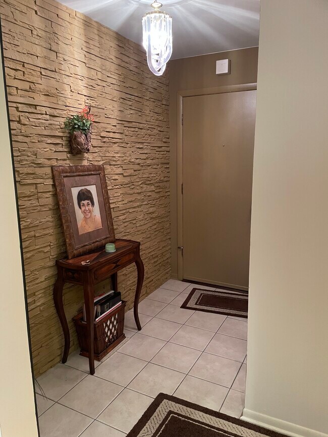 Building Photo - 2150 Valencia Dr