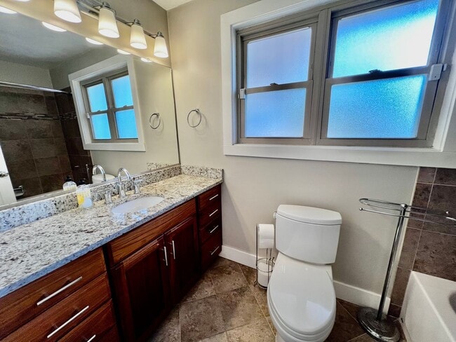 Building Photo - Beautiful waterfront home