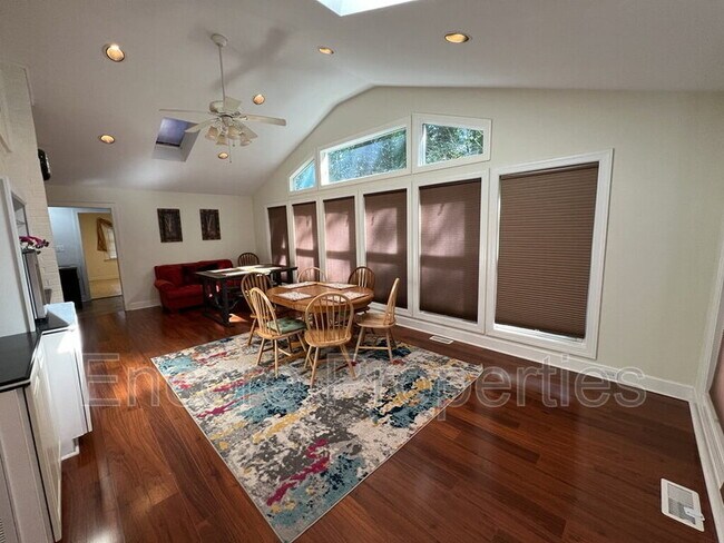 Building Photo - 105 Baybrook Ct