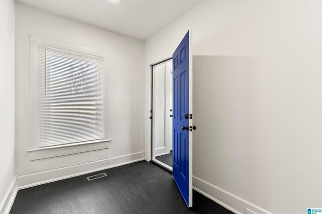 Building Photo - 1101 7th Ave W