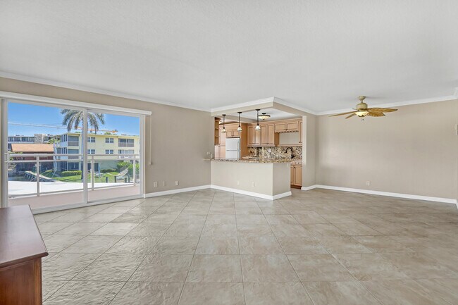 Building Photo - 1160 Hillsboro Mile