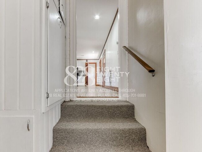 Building Photo - **AVAILABLE NOW!** 3 BED/2 BATH DUPLEX - CLOSE TO CAMPUS!