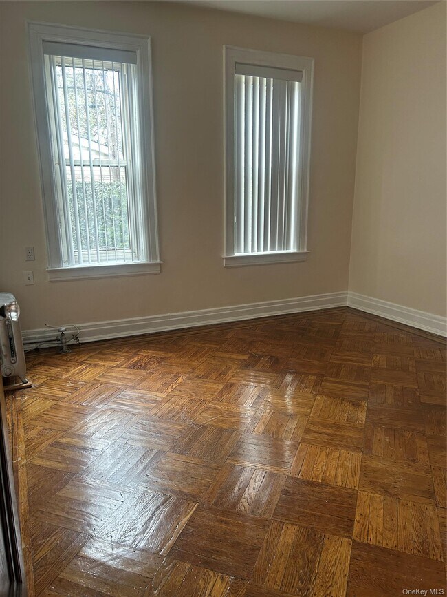 Building Photo - 594 E 38th St