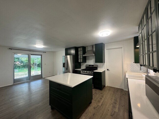 Building Photo - Lake Day Ready- 3 bedroom Rambler!