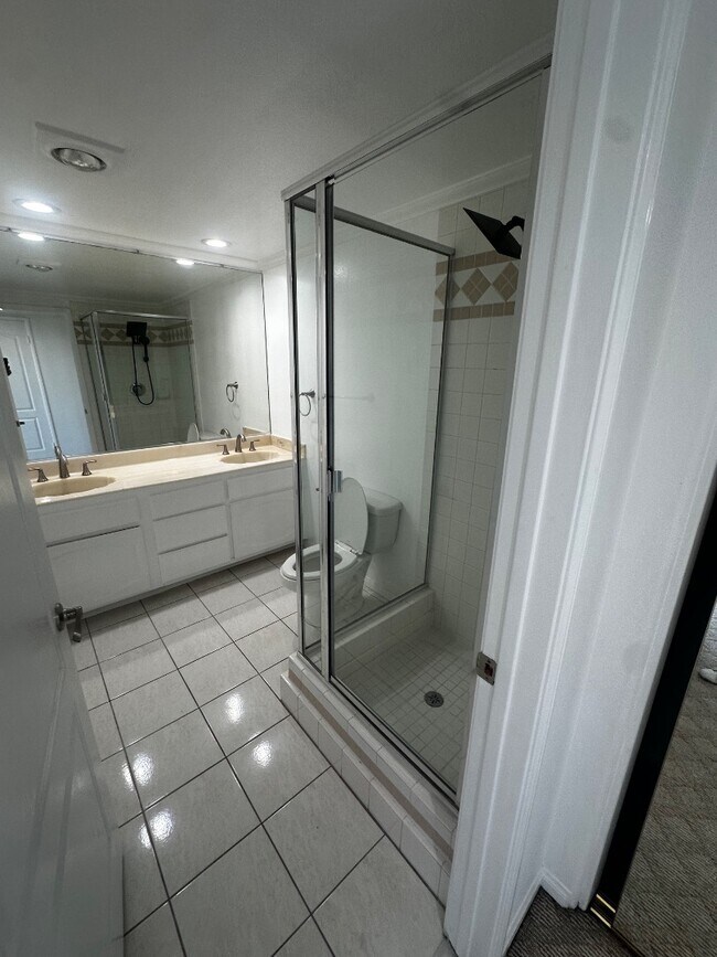 Building Photo - 4003 Sunset Dr