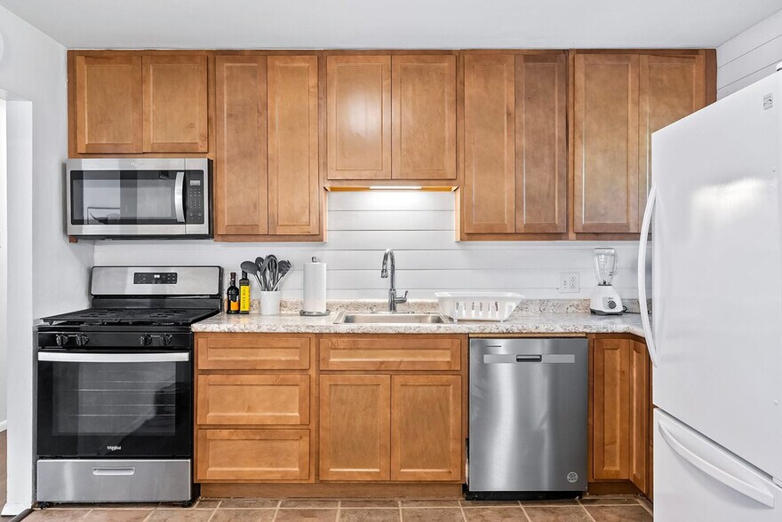 Building Photo - 814 Holiday Ave