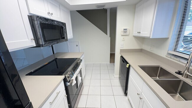 Building Photo - Newly renovated 2 bedroom Townhouse for Re...