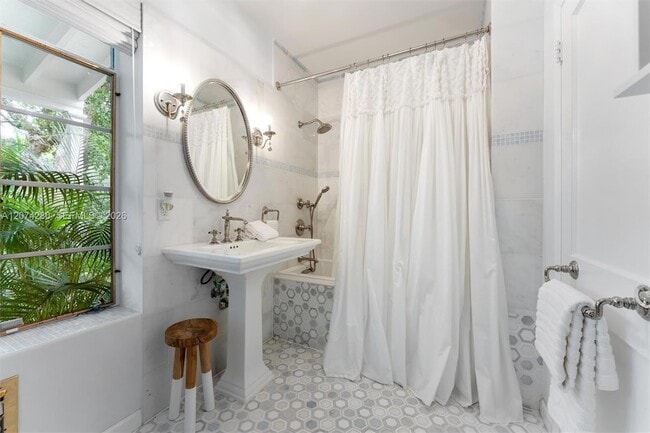 Building Photo - 3919 Braganza Ave