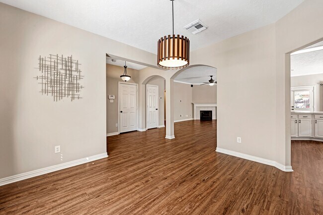 Building Photo - 135 W Russet Grove Cir