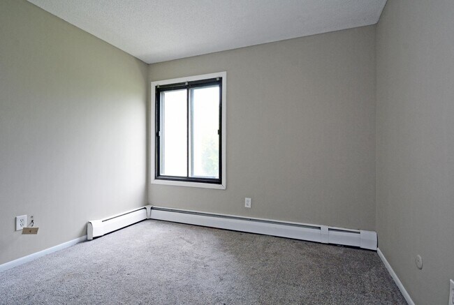 Building Photo - Spacious 3-Bed 1-Bath Condo For Rent in Ea...