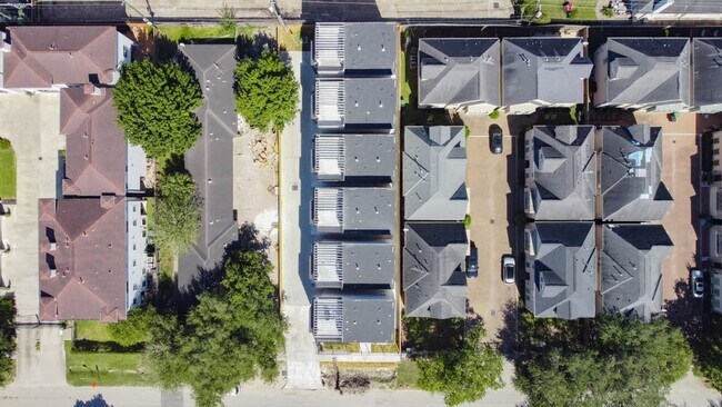 Building Photo - 5636 Dolores St