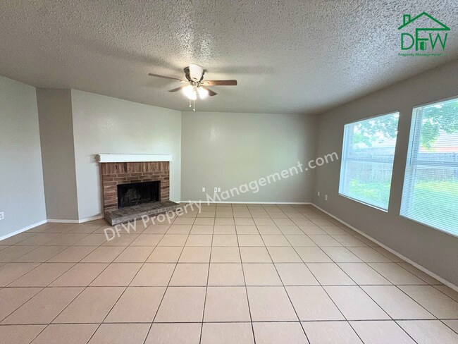 Building Photo - Spacious 4-Bedroom Home with Fireplace & Large Backyard in SW Fort Worth