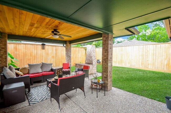 Building Photo - 4315 Fernwood Dr