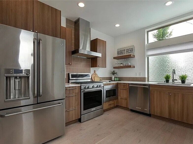 Building Photo - North Beacon Hill Townhouse