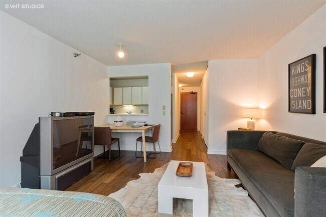 Building Photo - 480 N McClurg Ct