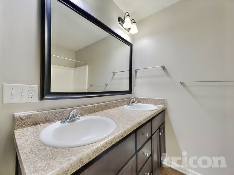 Building Photo - 1329 Royal Oak St