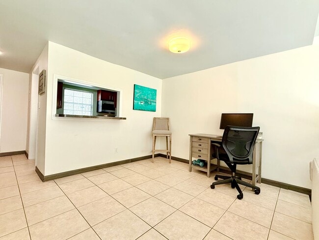 Building Photo - Effortless & comfortable 2Beds/1.5Bath tow...
