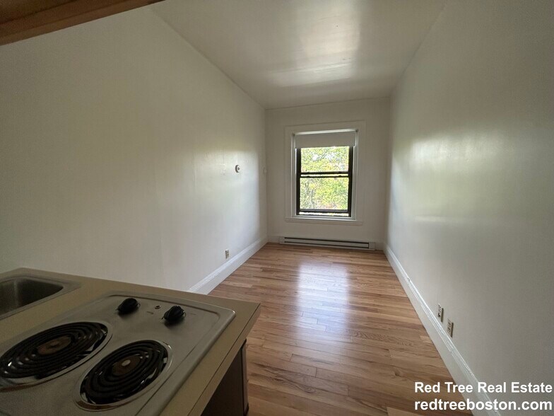 Building Photo - 1061 Beacon St