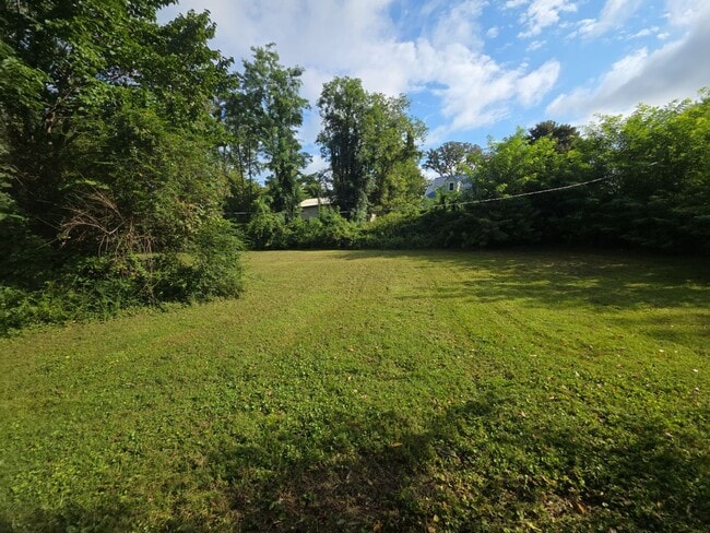 Building Photo - Spacious 2-Bedroom One-Level Home with Carport and Large Backyard