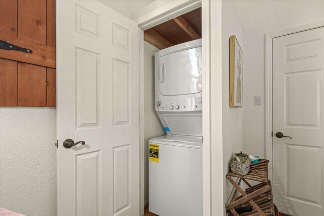 Building Photo - 10583 Two Girls Ln