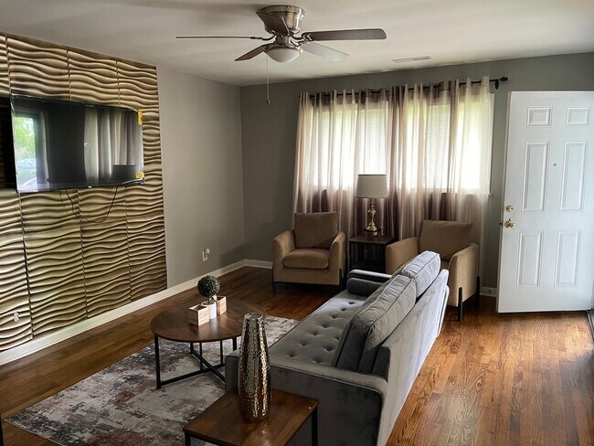 Building Photo - 2607 E 5th St