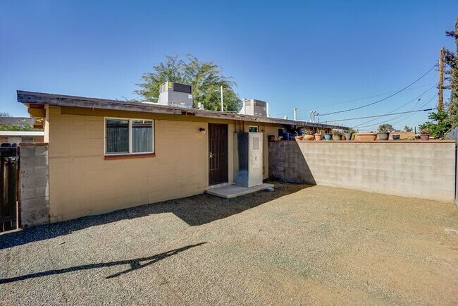 Building Photo - Pending/ Rented - 1 bed 1 bath in a prime ...