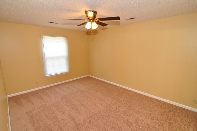 Building Photo - Sweet 3 bed 2.5 ba.  1 car garage in St B