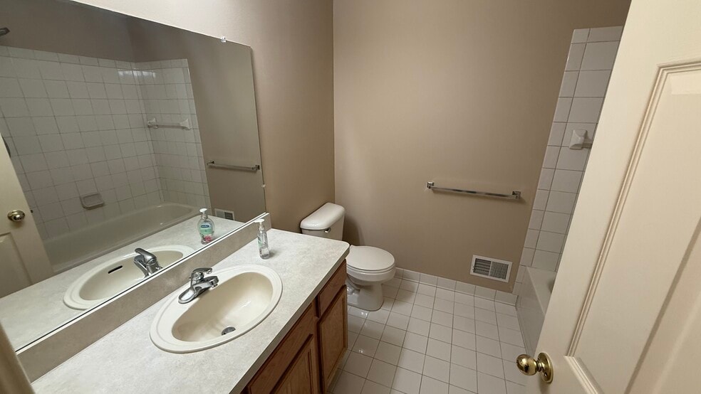 main bathroom - 4200 Chesapeake Cir
