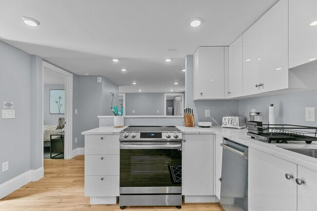 Building Photo - 382 Spring St