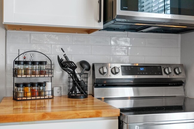 Building Photo - Updated Bungalow, Steps from Short North and OSU