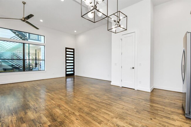 Building Photo - 732 W 22nd St