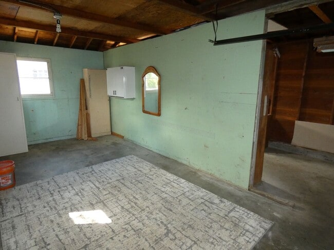 Building Photo - Centrally Charming