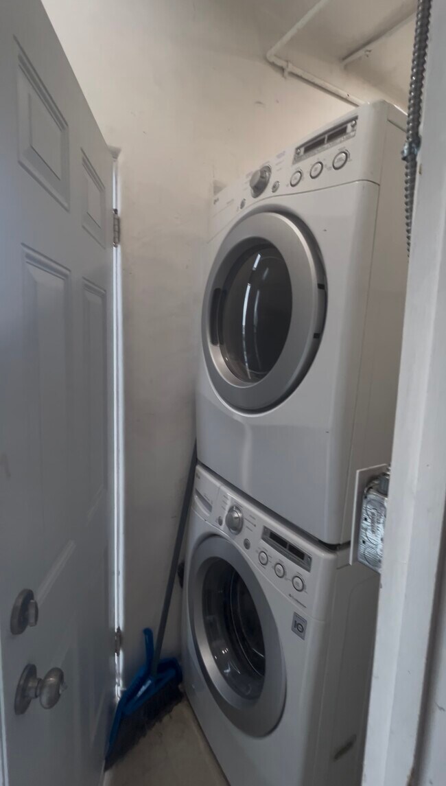 Building Photo - 709 N Harper Ave