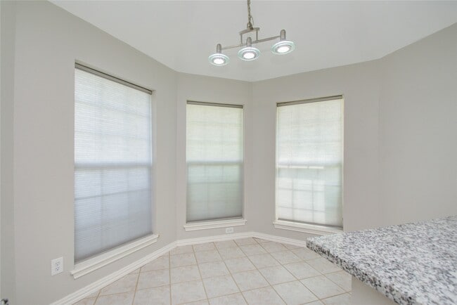 Building Photo - 2306 Pine Cone Dr