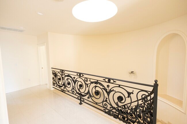 Building Photo - 10567 Holman Ave