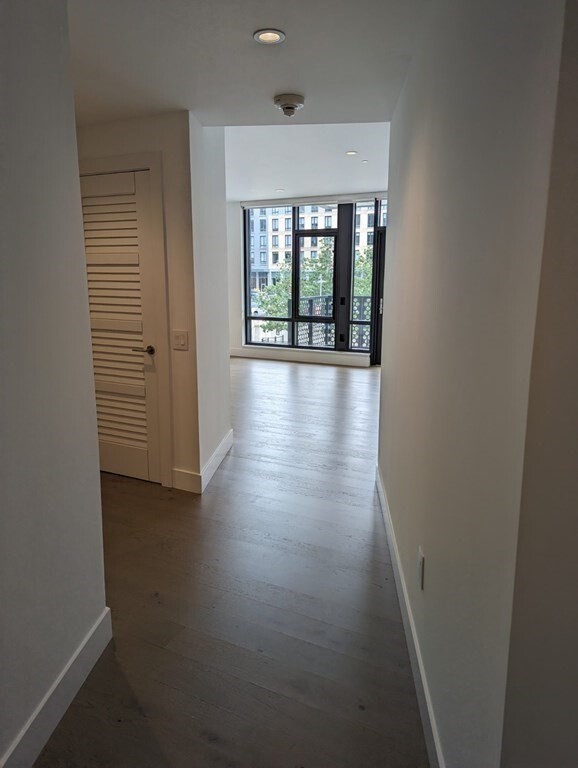 Building Photo - 40 Traveler St