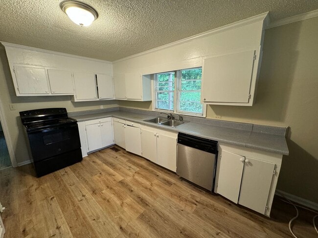 Building Photo - Nice 3/1 House in East Rome- $1,195